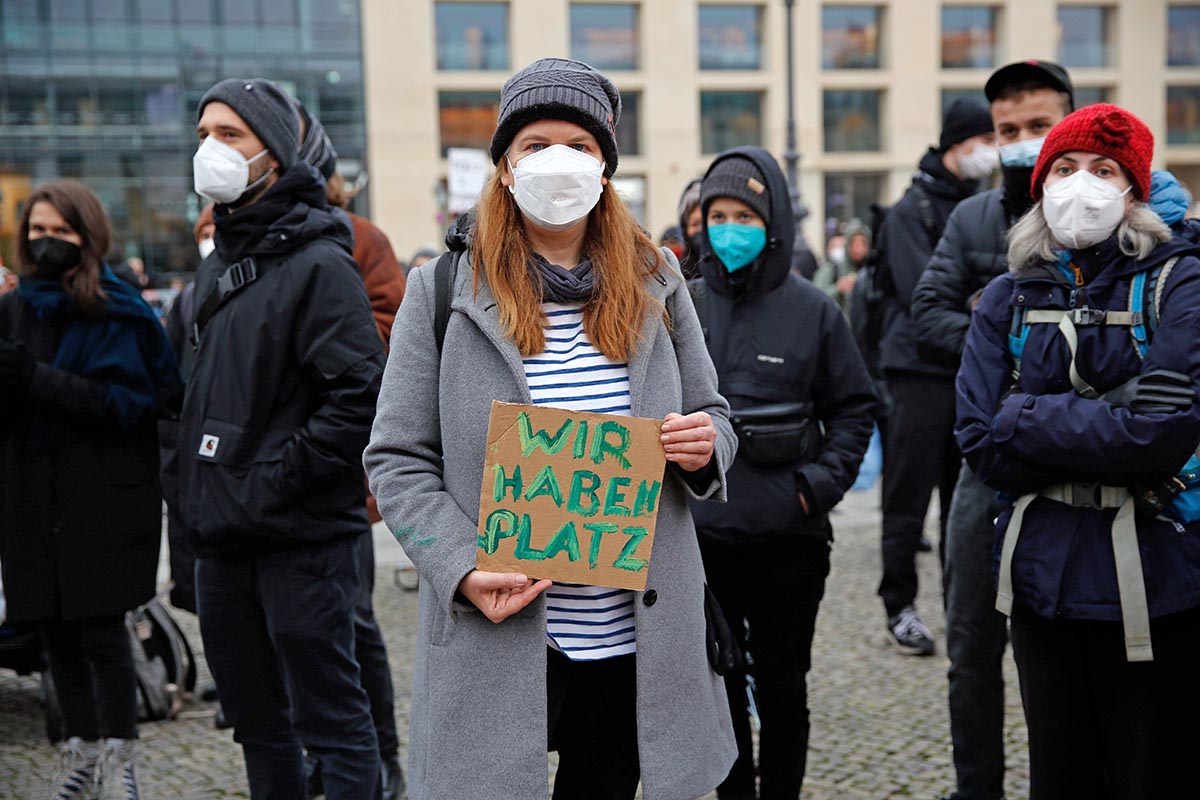Grenzen auf! Demo für die sofortige Aufnahme der Flüchtenden an der polnosch-belarussischen Grenze! Berlin 14.11.21: Array