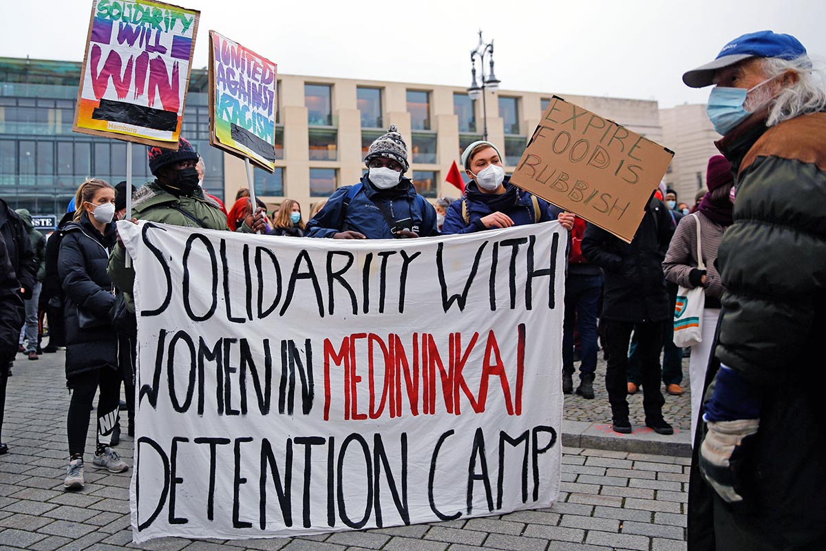 Grenzen auf! Demo für die sofortige Aufnahme der Flüchtenden an der polnosch-belarussischen Grenze! Berlin 14.11.21: Array