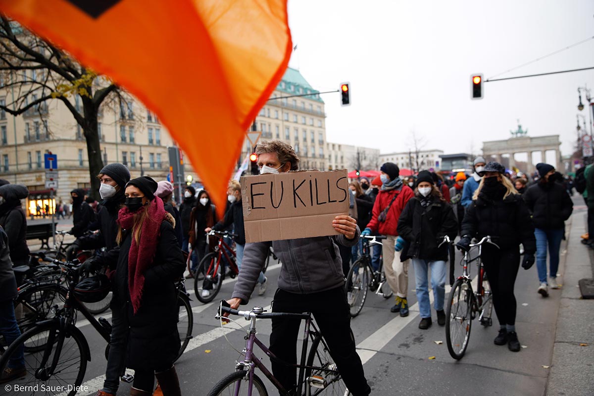 Grenzen auf! Demo für die sofortige Aufnahme der Flüchtenden an der polnosch-belarussischen Grenze! Berlin 14.11.21: Array
