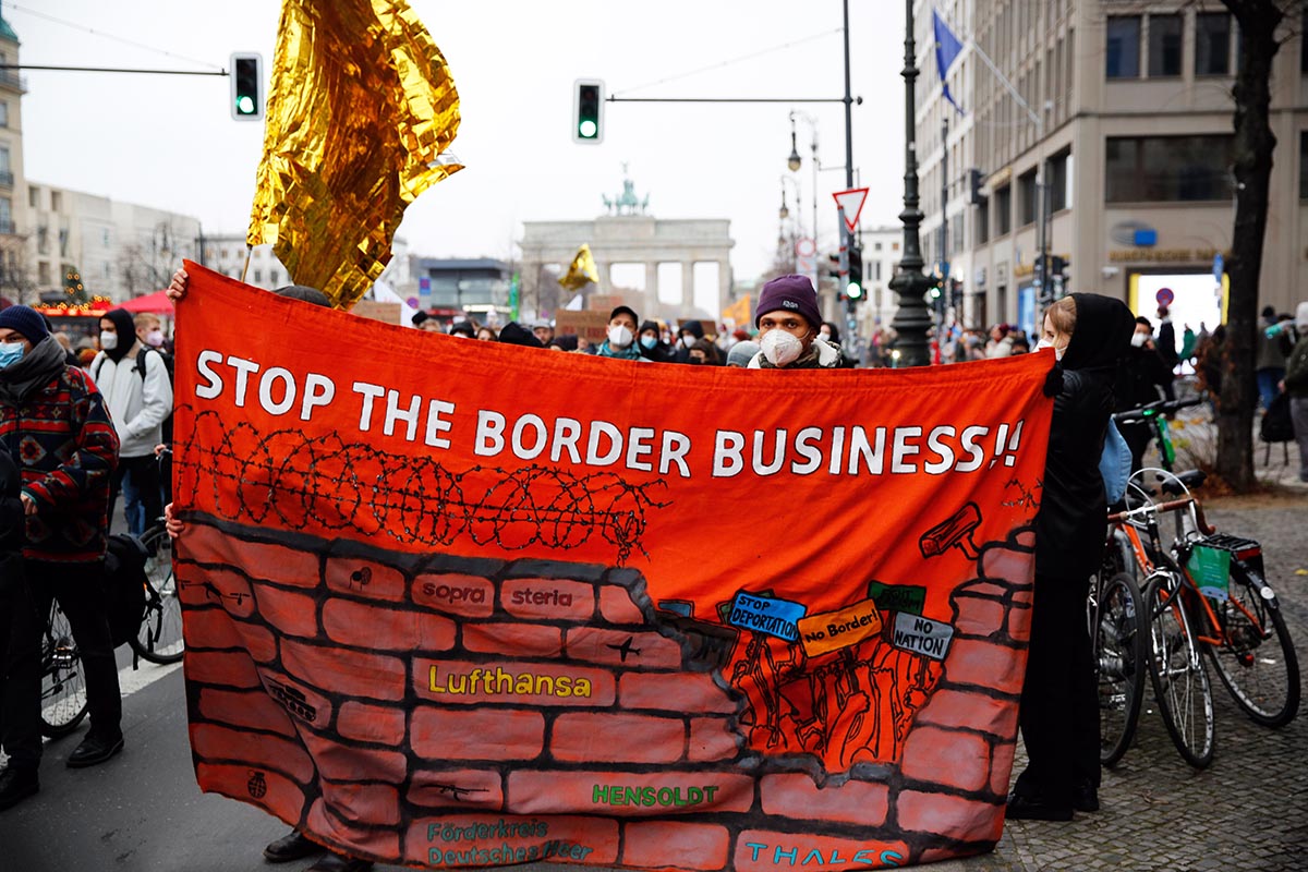 Grenzen auf! Demo für die sofortige Aufnahme der Flüchtenden an der polnosch-belarussischen Grenze! Berlin 14.11.21: Array
