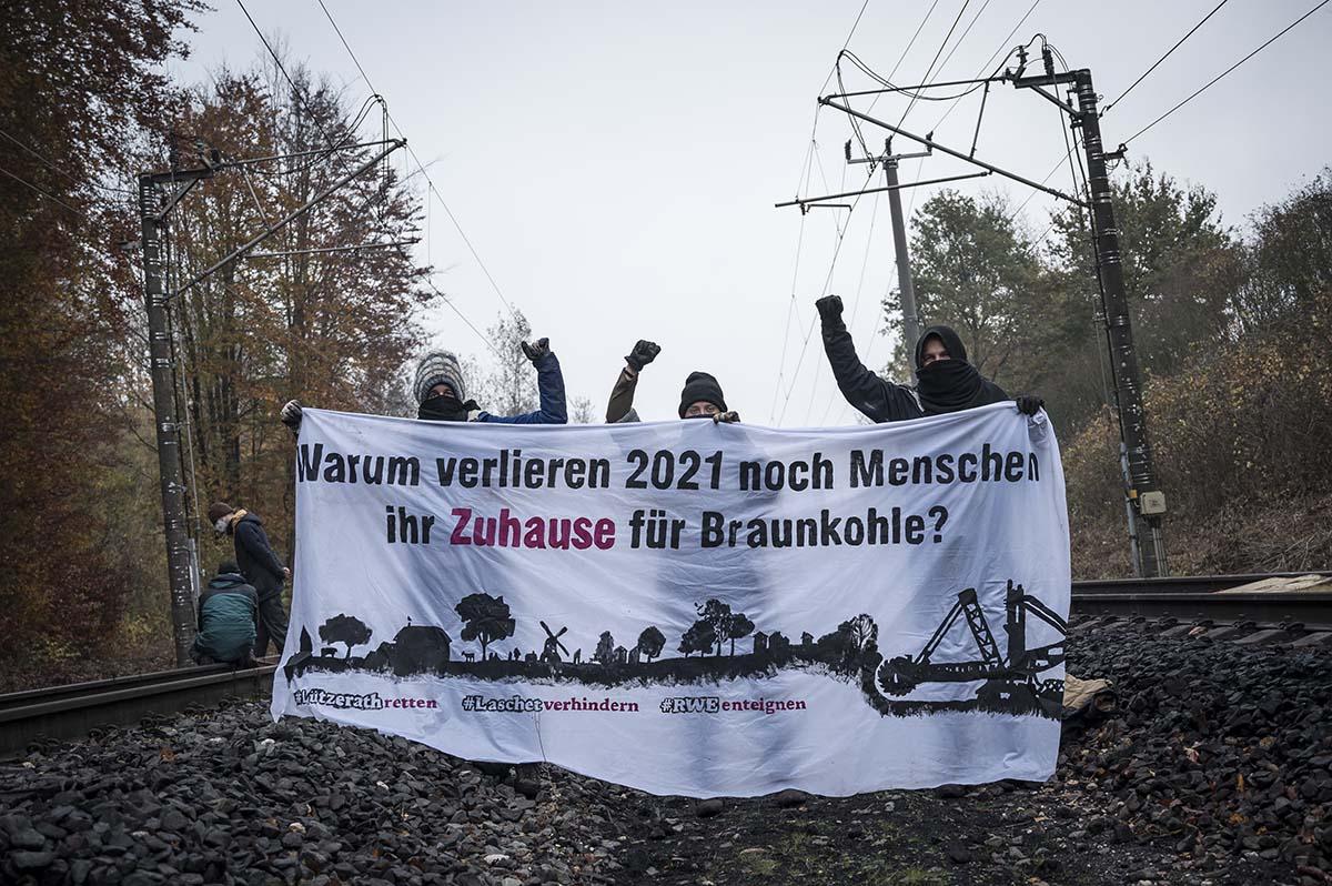 Schienenblockade des Kohlezuges am Kraftwerk Neurath: Array