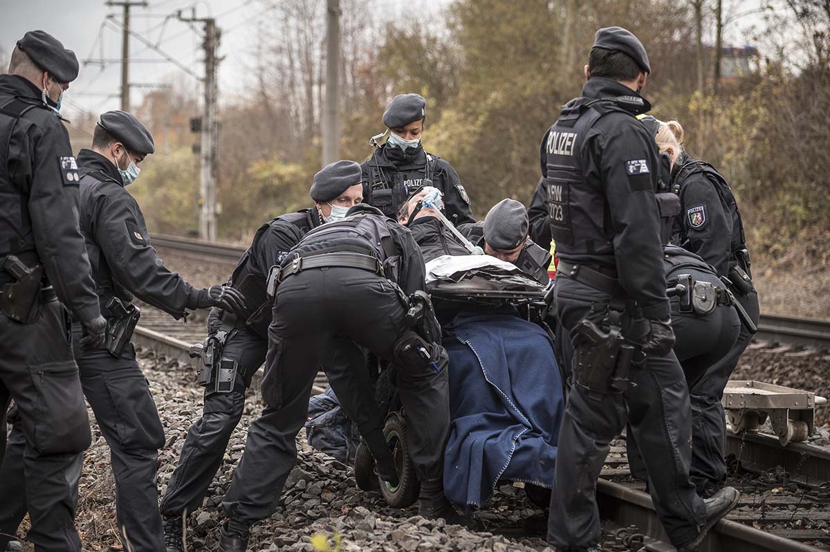 Schienenblockade des Kohlezuges am Kraftwerk Neurath: Array