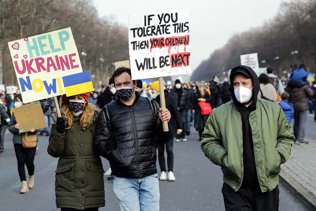 Stoppt den Krieg! Frieden für die Ukraine und ganz Europa, Berlin 27.02.2022: Array