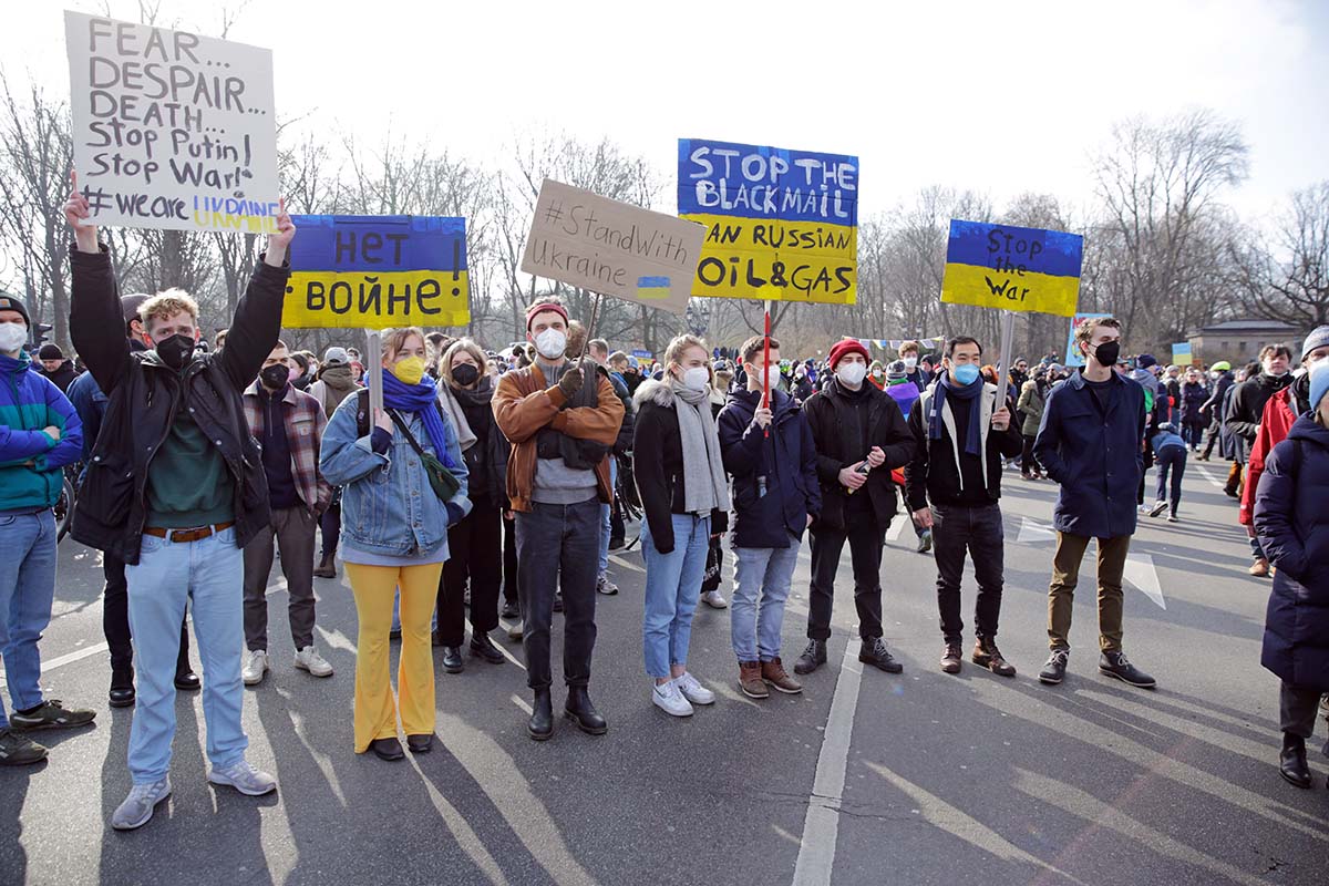 Stoppt den Krieg! Frieden für die Ukraine und ganz Europa, Berlin 27.02.2022: Array