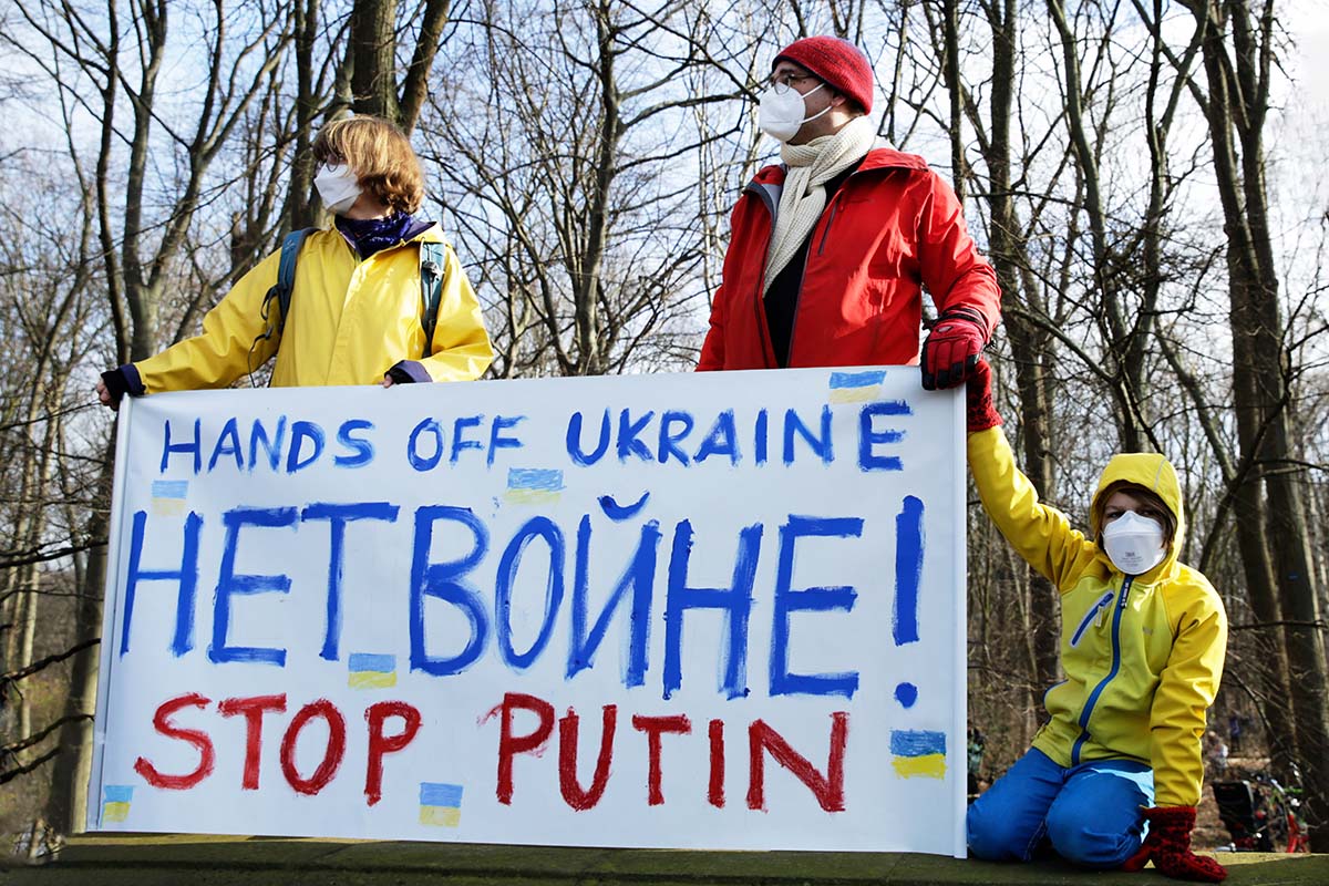 Stoppt den Krieg! Frieden für die Ukraine und ganz Europa, Berlin 27.02.2022: Array