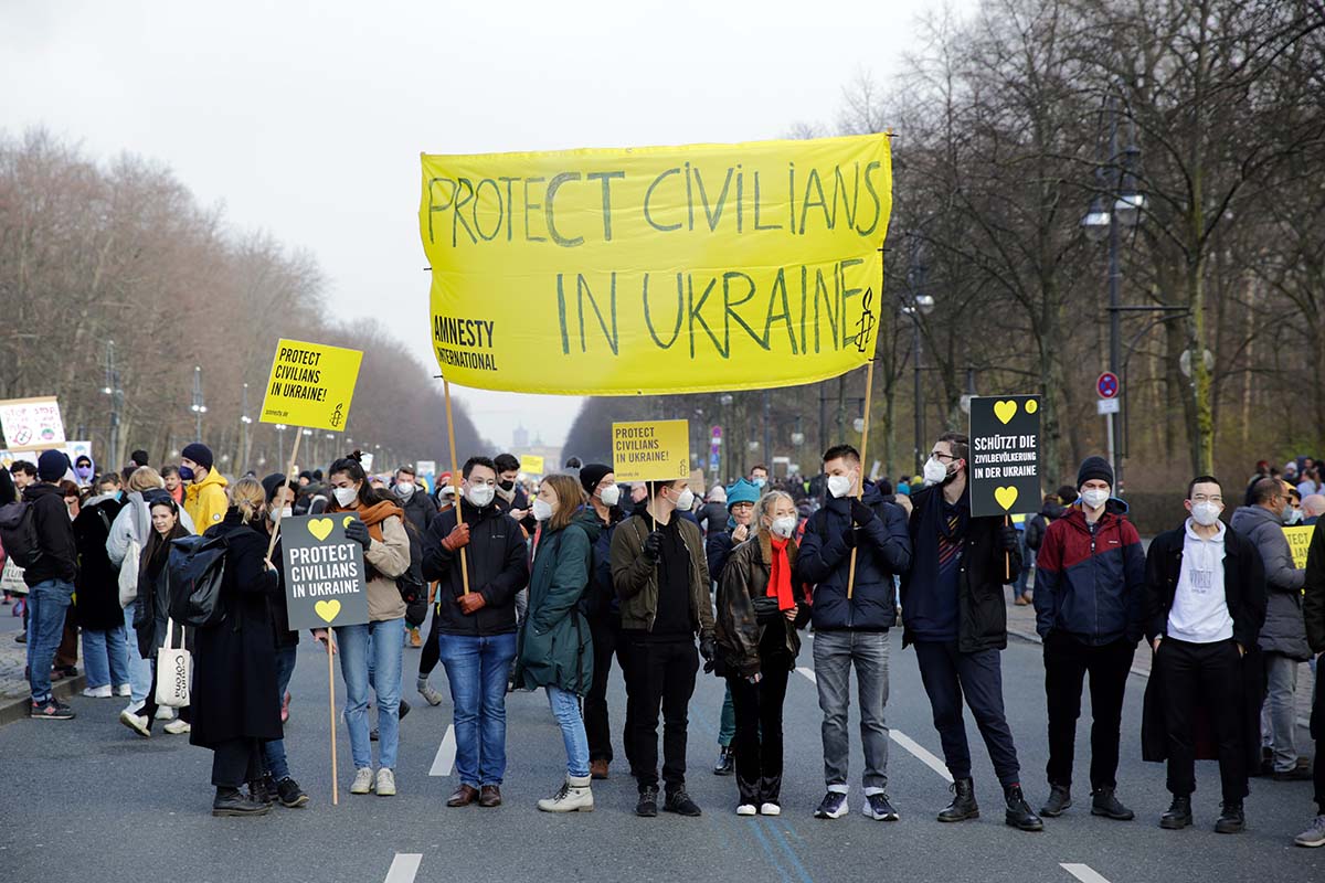 Stoppt den Krieg! Frieden für die Ukraine und ganz Europa, Berlin 27.02.2022: Array
