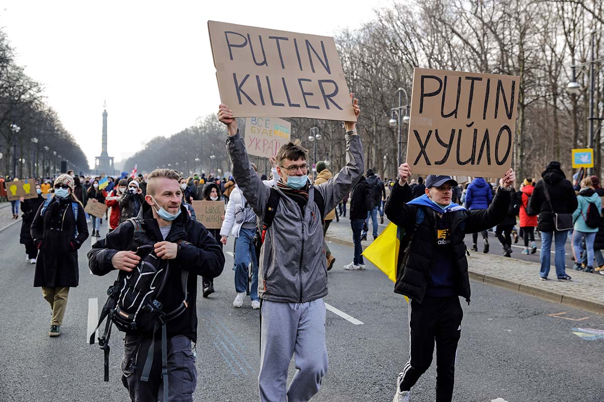 Stoppt den Krieg! Frieden für die Ukraine und ganz Europa, Berlin 27.02.2022: Array
