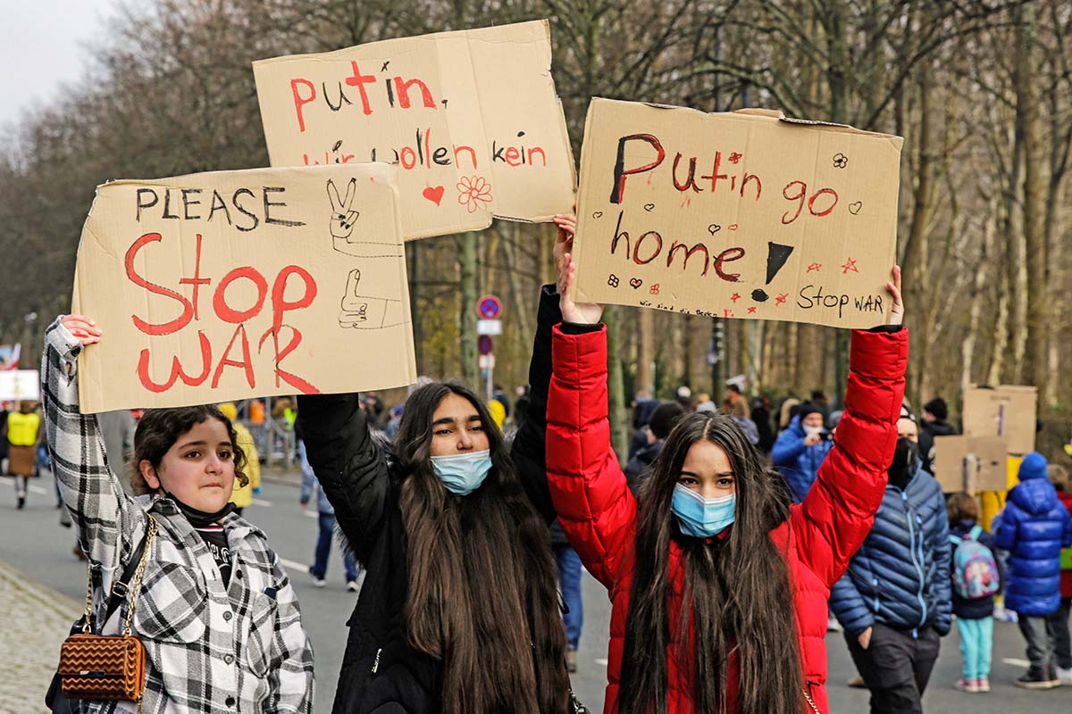 Stoppt den Krieg! Frieden für die Ukraine und ganz Europa, Berlin 27.02.2022: Array