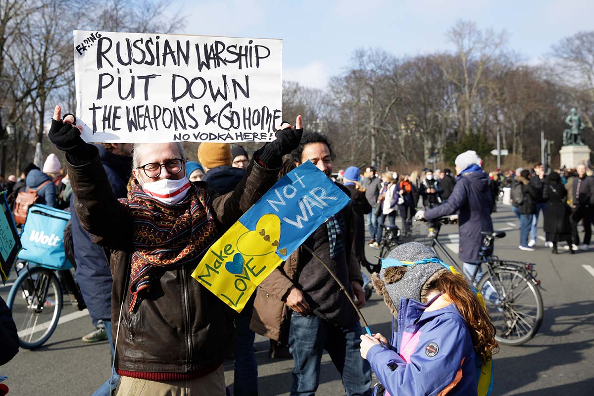 Stoppt den Krieg! Frieden für die Ukraine und ganz Europa, Berlin 27.02.2022: Array