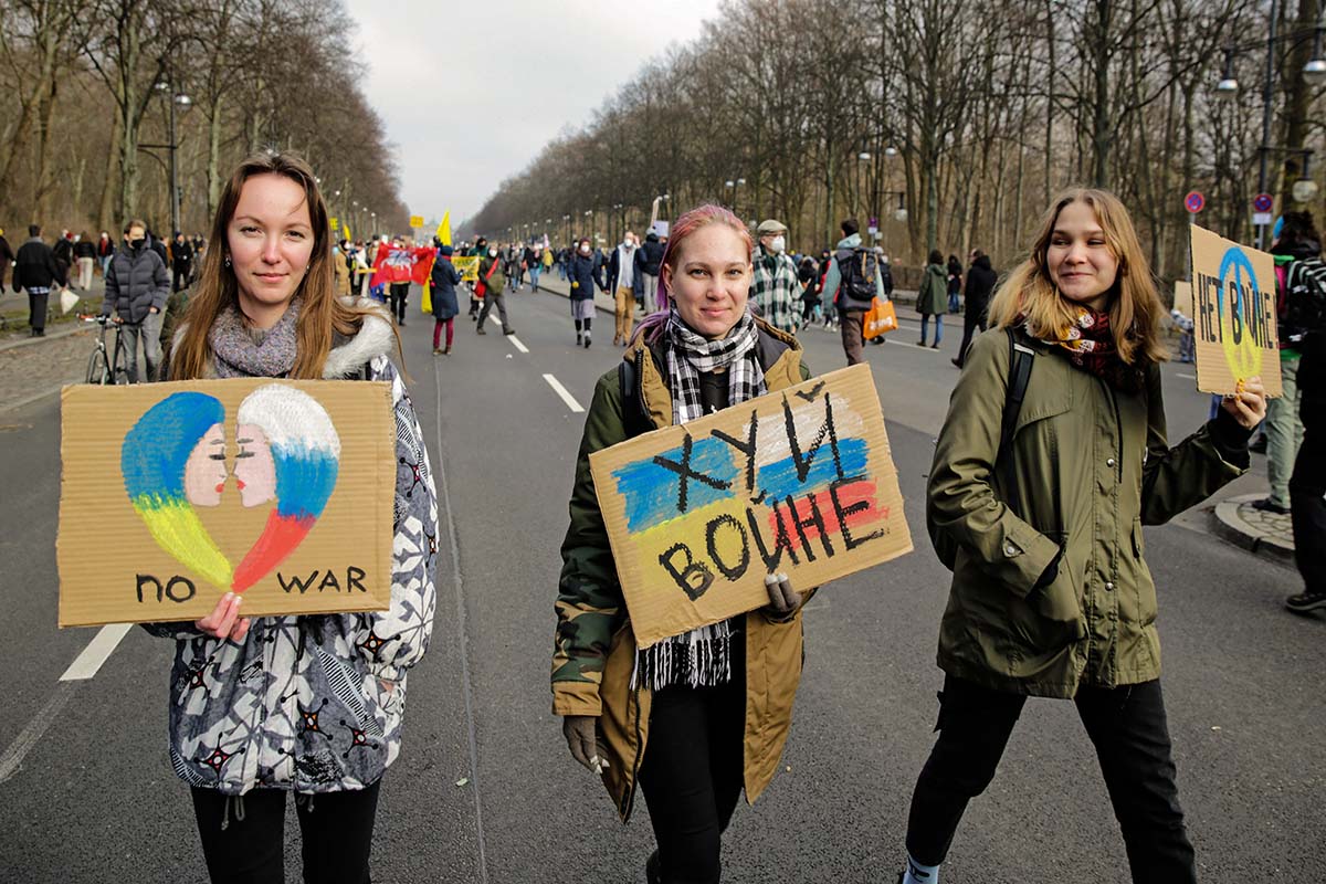 Stoppt den Krieg! Frieden für die Ukraine und ganz Europa, Berlin 27.02.2022: Array