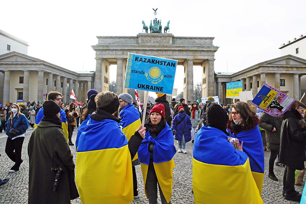 Stoppt den Krieg! Frieden für die Ukraine und ganz Europa, Berlin 27.02.2022: Array