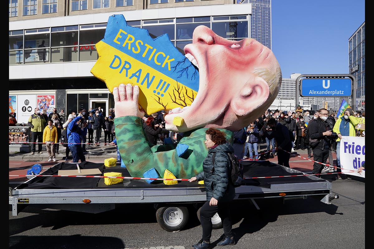 Protest gegen russischen Überfall auf die Ukraine: Array