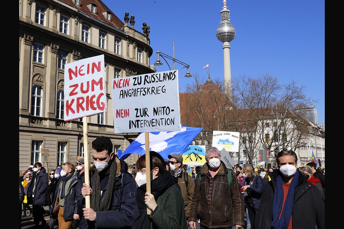 Protest gegen russischen Überfall auf die Ukraine: Array