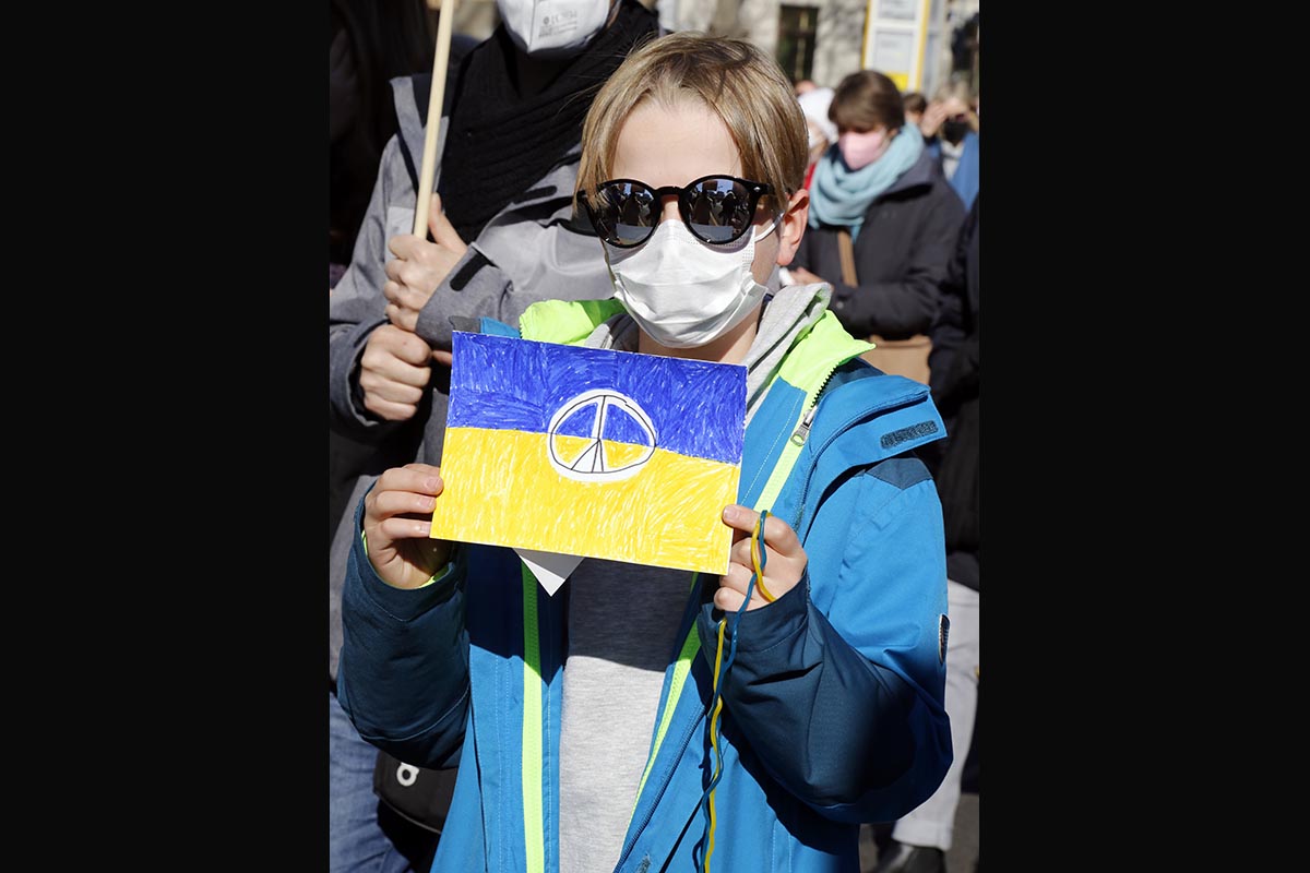 Protest gegen russischen Überfall auf die Ukraine: Array