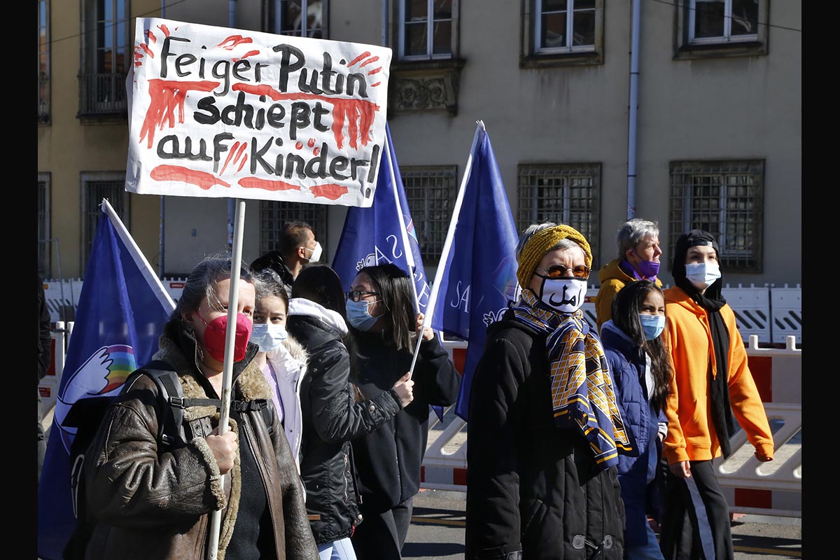 Protest gegen russischen Überfall auf die Ukraine: Array