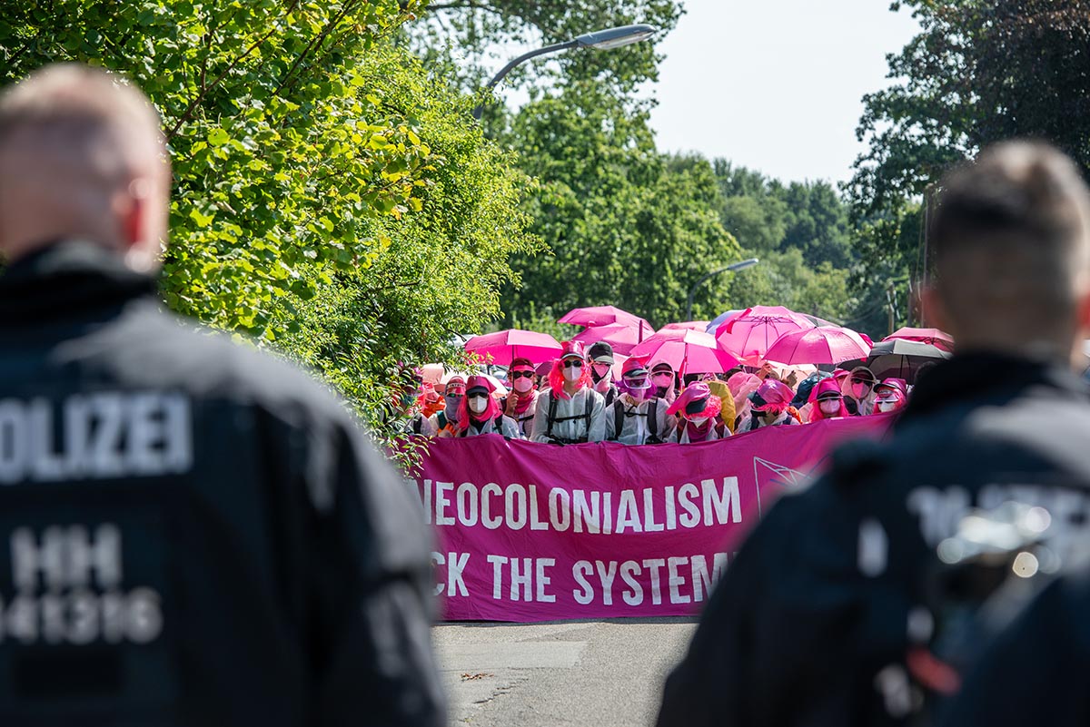 vom 09. bis 15.8.2022 findet im Volkspark Altona in Hamburg das Systemchange Camp statt. Von dort aus protestieren viele Umwelt- Klimagerechtigkeitsinitiativen gegen Kapitalismus und neokoloniale Ausbeutung und fuer Klimaschutz und -Gerechtigkeit. Unter a: Array