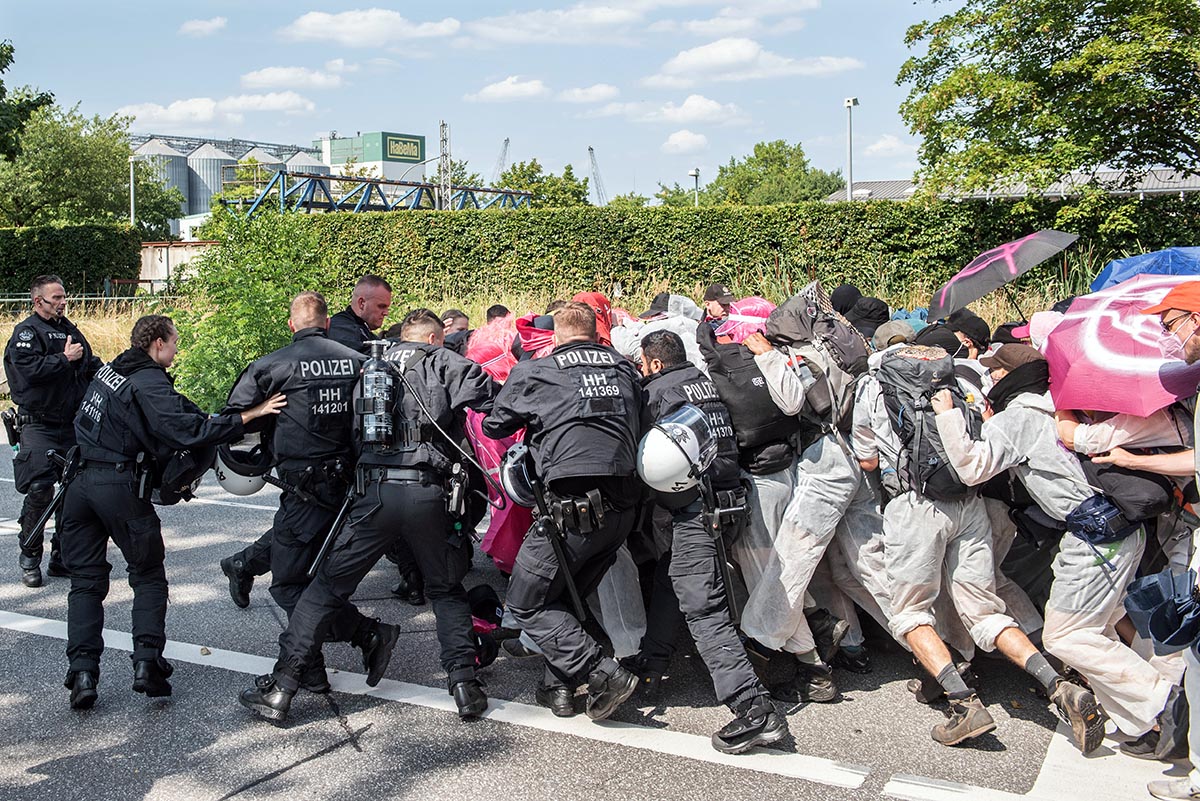 vom 09. bis 15.8.2022 findet im Volkspark Altona in Hamburg das Systemchange Camp statt. Von dort aus protestieren viele Umwelt- Klimagerechtigkeitsinitiativen gegen Kapitalismus und neokoloniale Ausbeutung und fuer Klimaschutz und -Gerechtigkeit. Unter a: Array