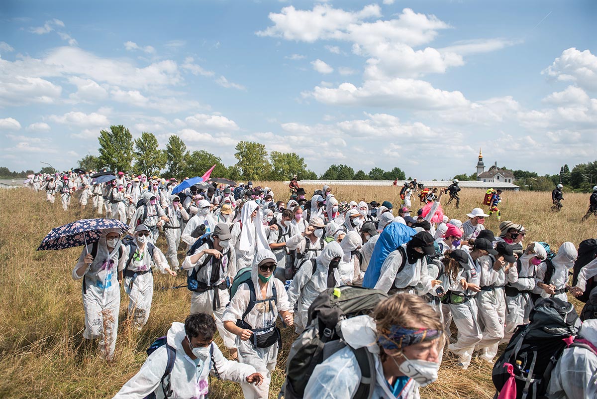 vom 09. bis 15.8.2022 findet im Volkspark Altona in Hamburg das Systemchange Camp statt. Von dort aus protestieren viele Umwelt- Klimagerechtigkeitsinitiativen gegen Kapitalismus und neokoloniale Ausbeutung und fuer Klimaschutz und -Gerechtigkeit. Unter a: Array