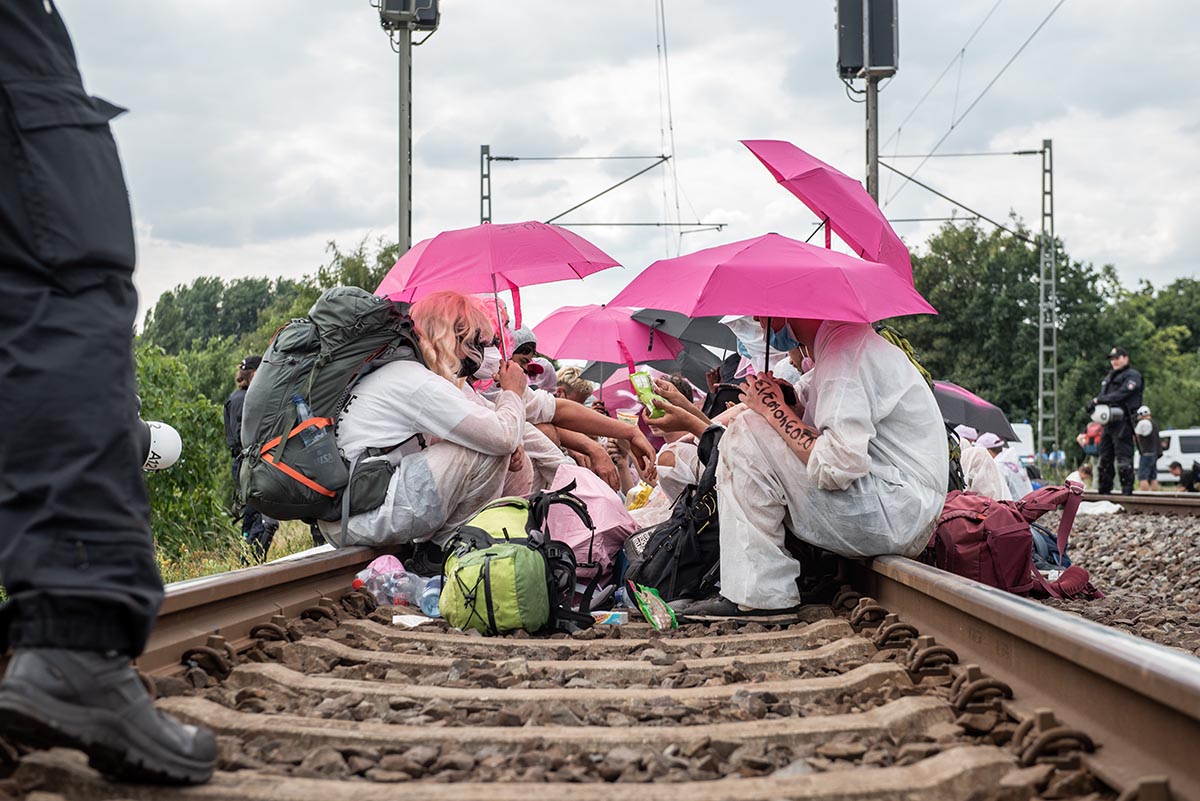 vom 09. bis 15.8.2022 findet im Volkspark Altona in Hamburg das Systemchange Camp statt. Von dort aus protestieren viele Umwelt- Klimagerechtigkeitsinitiativen gegen Kapitalismus und neokoloniale Ausbeutung und fuer Klimaschutz und -Gerechtigkeit. Unter a: Array
