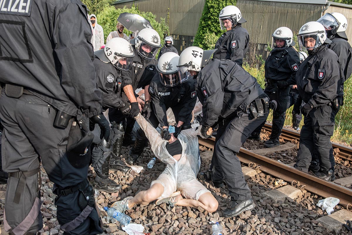 vom 09. bis 15.8.2022 findet im Volkspark Altona in Hamburg das Systemchange Camp statt. Von dort aus protestieren viele Umwelt- Klimagerechtigkeitsinitiativen gegen Kapitalismus und neokoloniale Ausbeutung und fuer Klimaschutz und -Gerechtigkeit. Unter a: Array