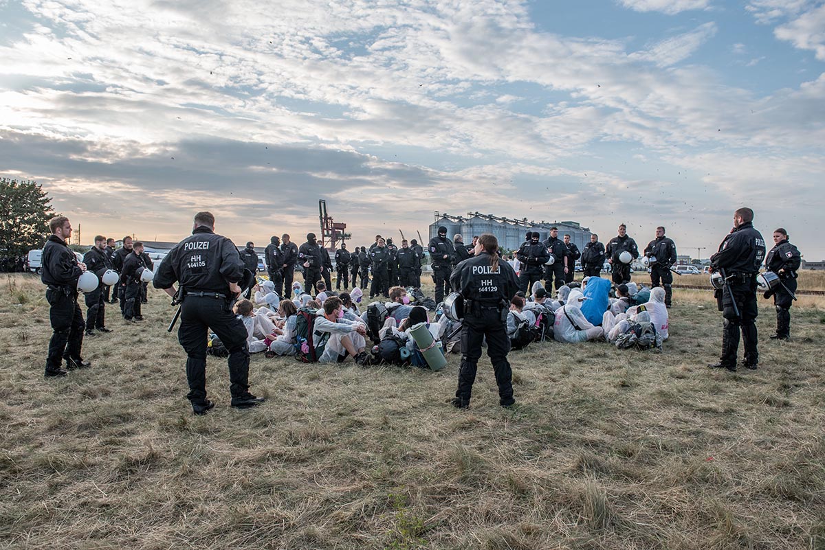 vom 09. bis 15.8.2022 findet im Volkspark Altona in Hamburg das Systemchange Camp statt. Von dort aus protestieren viele Umwelt- Klimagerechtigkeitsinitiativen gegen Kapitalismus und neokoloniale Ausbeutung und fuer Klimaschutz und -Gerechtigkeit. Unter a: Array