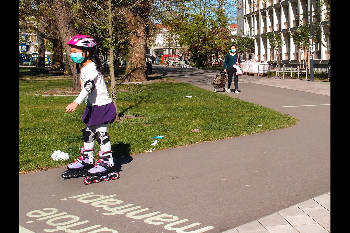 Kinder mit Maske -Ist das wirklich nötig im Freien?: 