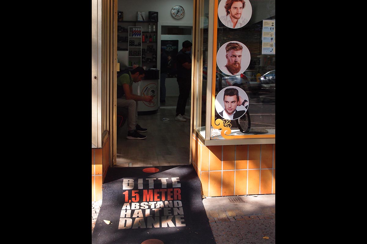 man darf sich wieder die Haare schneiden lassen. Aber bitte mit Abstand!: 