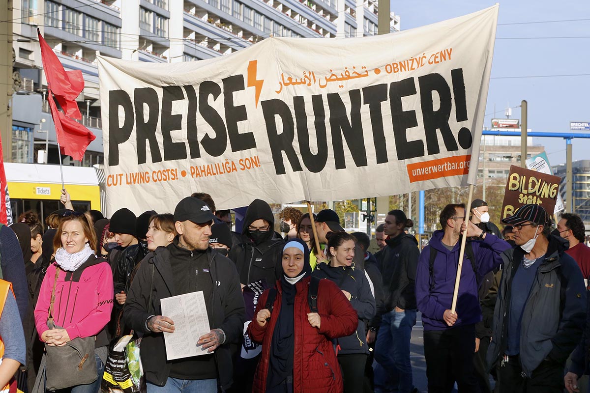 Umverteilen - Demo in Berlin: Array