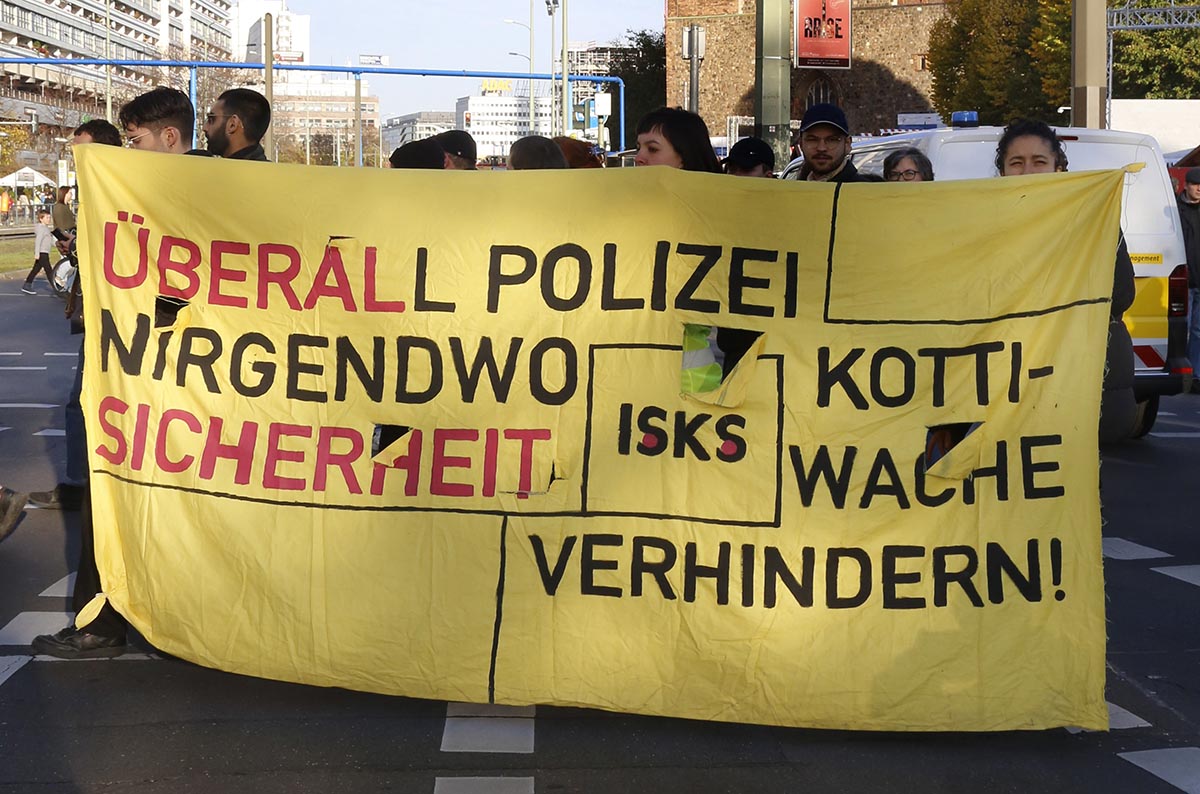 Umverteilen – Demo in Berlin: Array