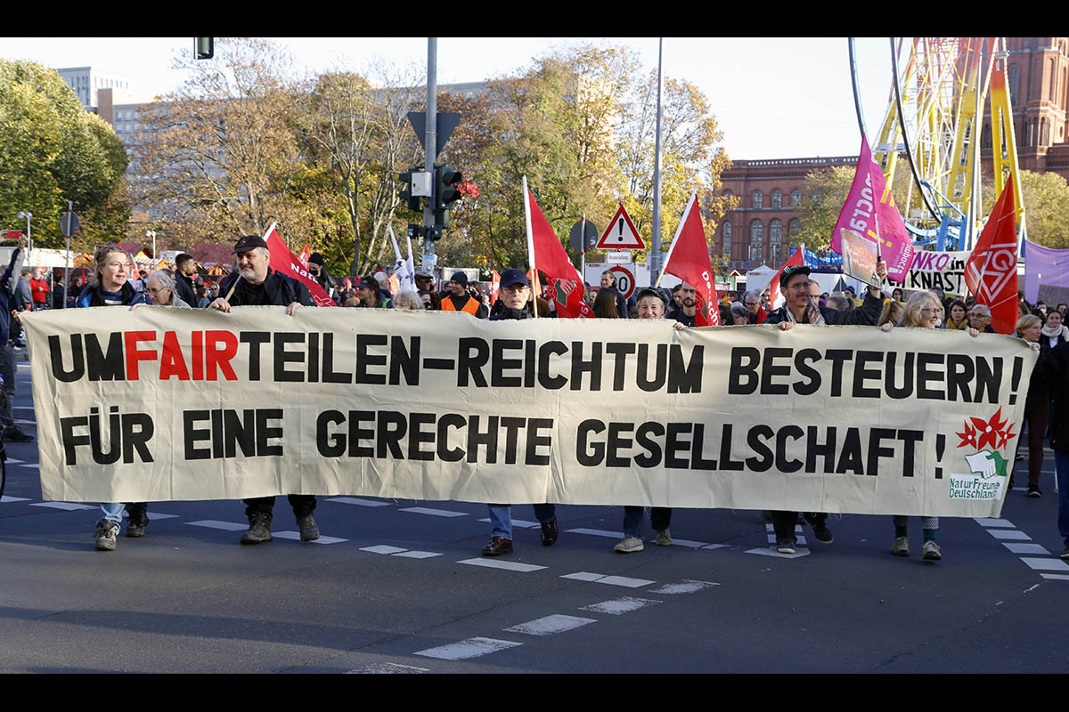 Umverteilen - Demo in Berlin: Array