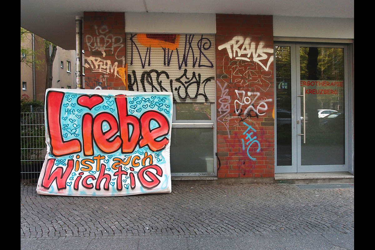 OLYMPUS DIGITAL CAMERA: 