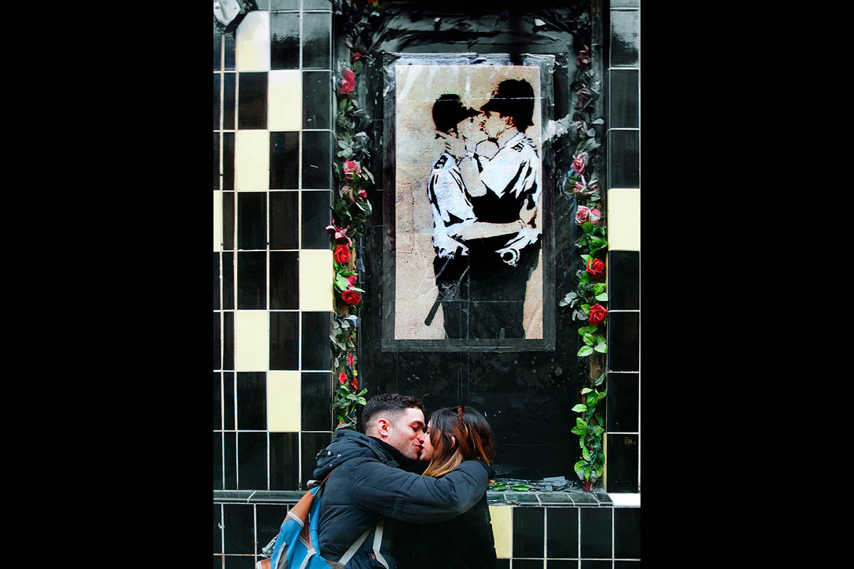 OLYMPUS DIGITAL CAMERA: 