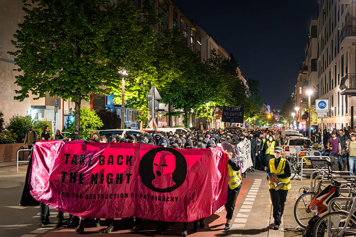 FINTA-Demo zur Walpurgisnacht unter dem Motto „Take back the night“: Array