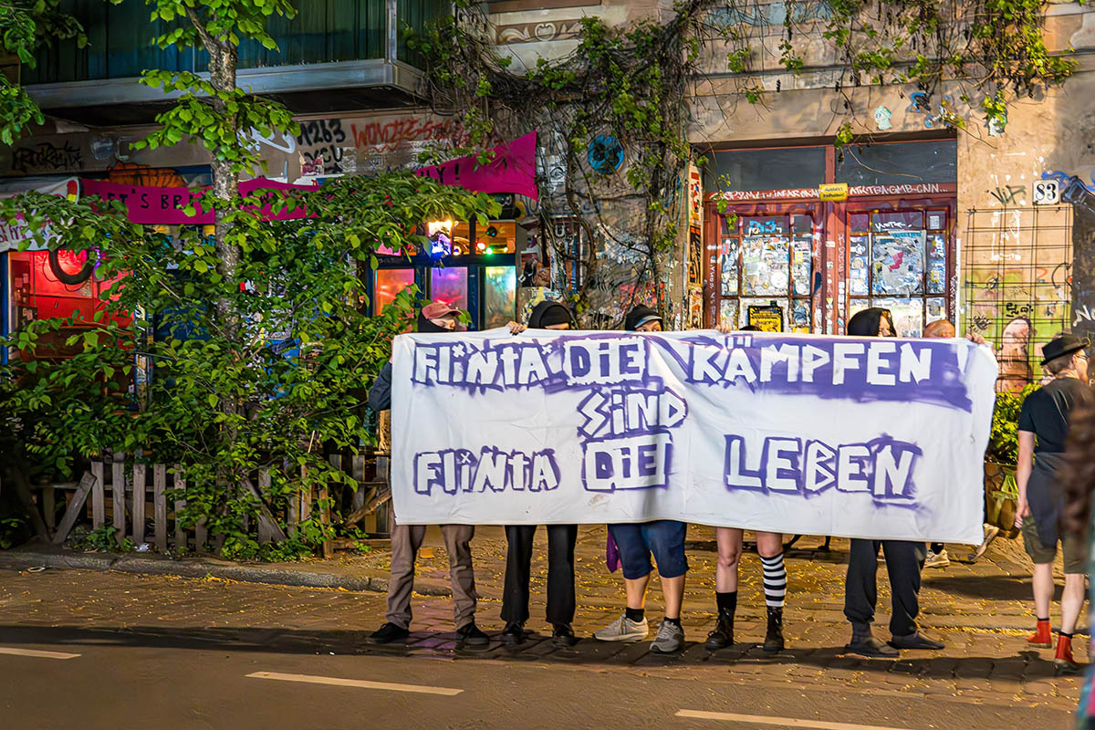 FINTA-Demo zur Walpurgisnacht unter dem Motto „Take back the night“: Array