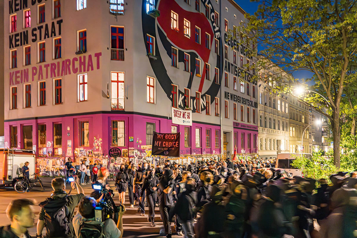 FINTA-Demo zur Walpurgisnacht unter dem Motto „Take back the night“: Array