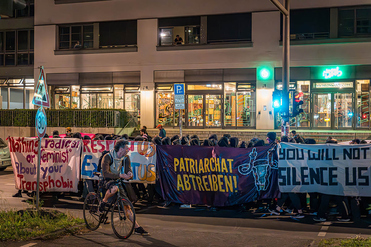 FINTA-Demo zur Walpurgisnacht unter dem Motto „Take back the night“: Array