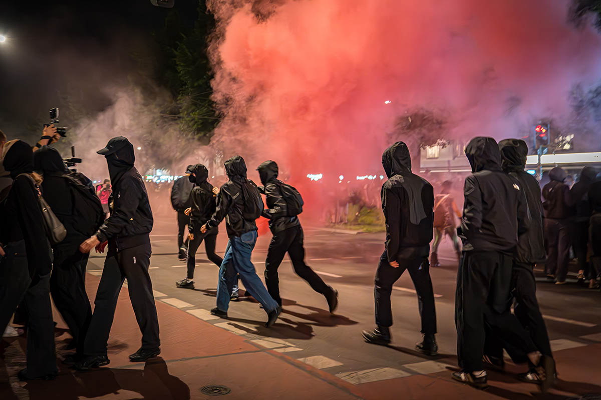 FINTA-Demo zur Walpurgisnacht unter dem Motto „Take back the night“: Array