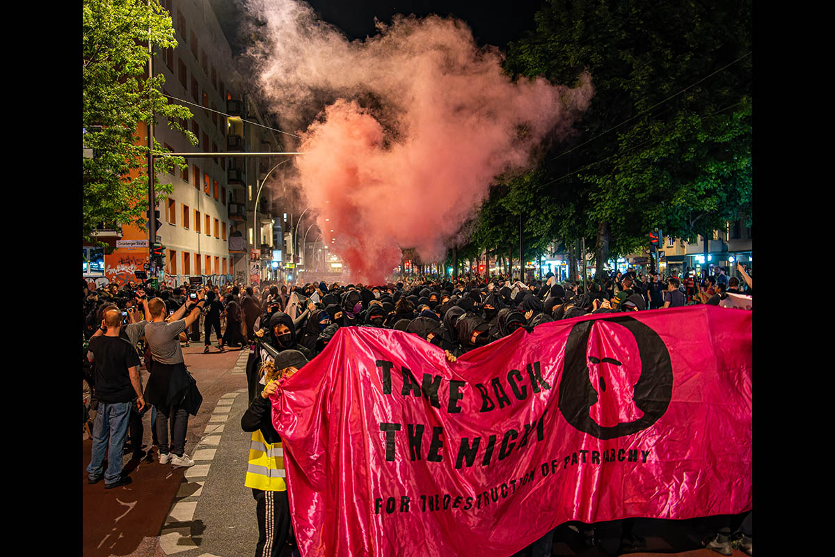 FINTA-Demo zur Walpurgisnacht unter dem Motto „Take back the night“: Array