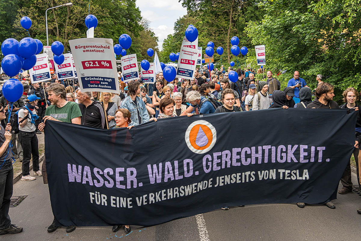 >2.000 protestieren vorm Tesla-Werk in Grünheide: Array