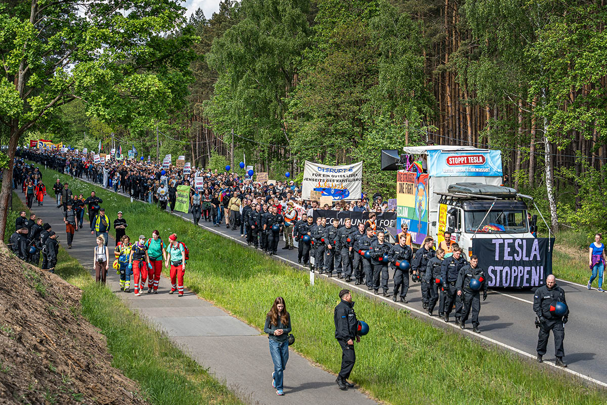 >2.000 protestieren vorm Tesla-Werk in Grünheide: Array