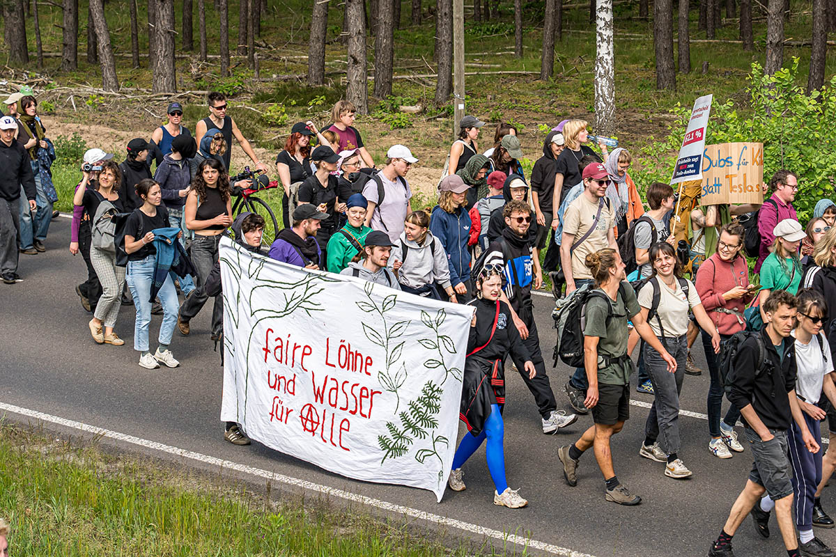 >2.000 protestieren vorm Tesla-Werk in Grünheide: Array