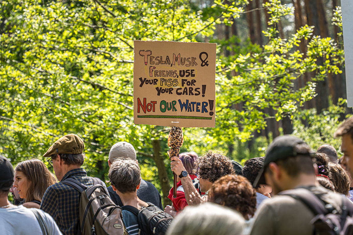 >2.000 protestieren vorm Tesla-Werk in Grünheide: Array
