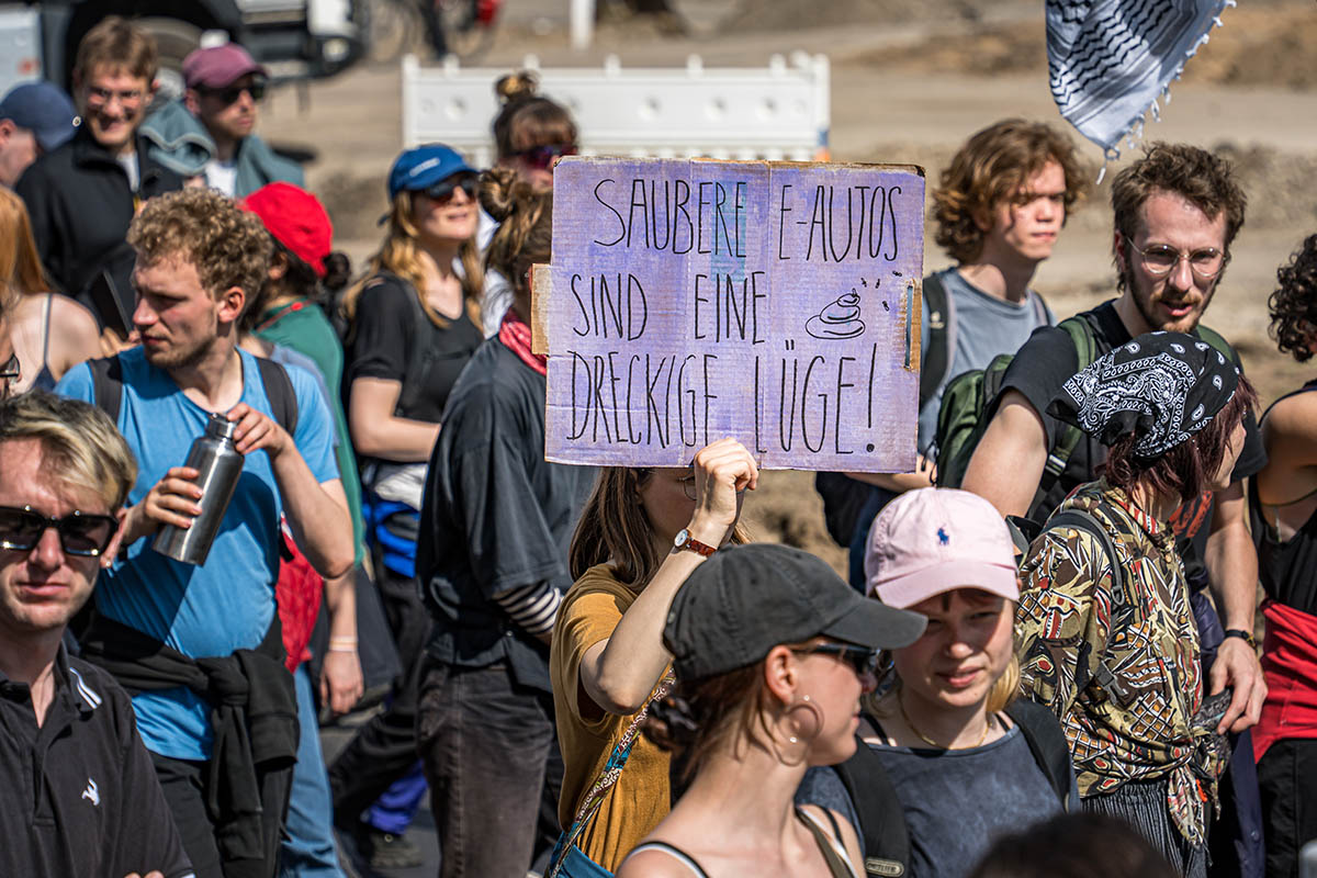 >2.000 protestieren vorm Tesla-Werk in Grünheide: Array