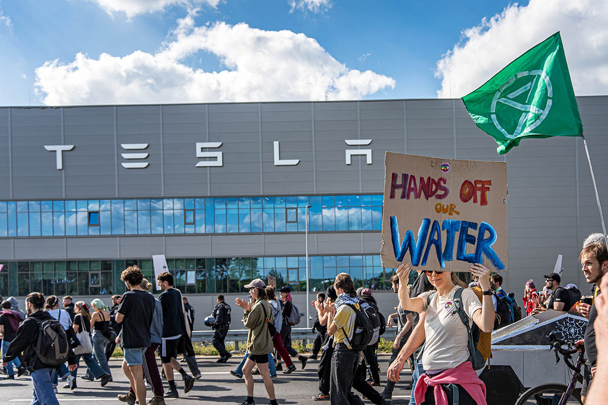 >2.000 protestieren vorm Tesla-Werk in Grünheide: Array