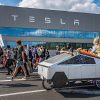 >2.000 protestieren vorm Tesla-Werk in Grünheide:    Array