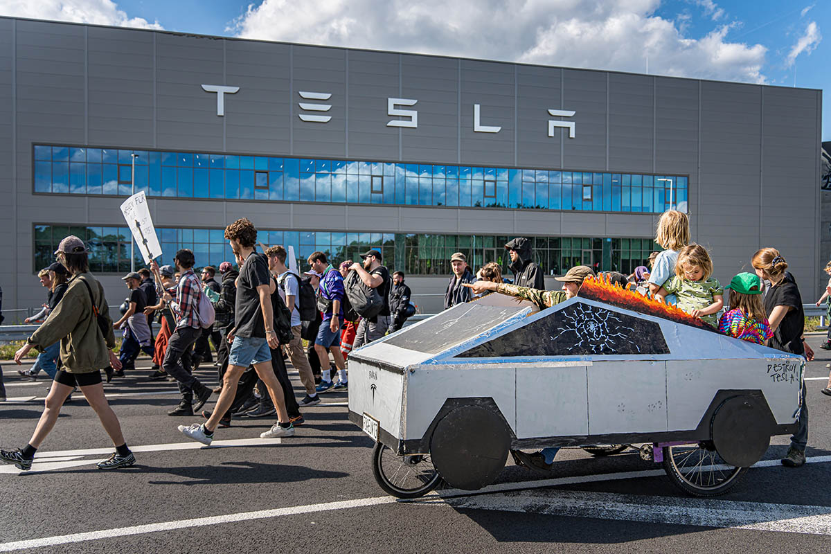 >2.000 protestieren vorm Tesla-Werk in Grünheide: Array