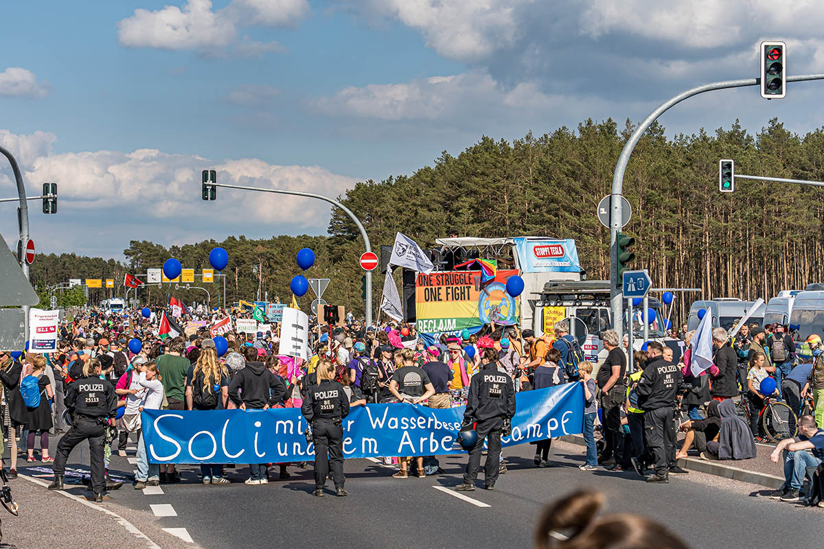 >2.000 protestieren vorm Tesla-Werk in Grünheide: Array