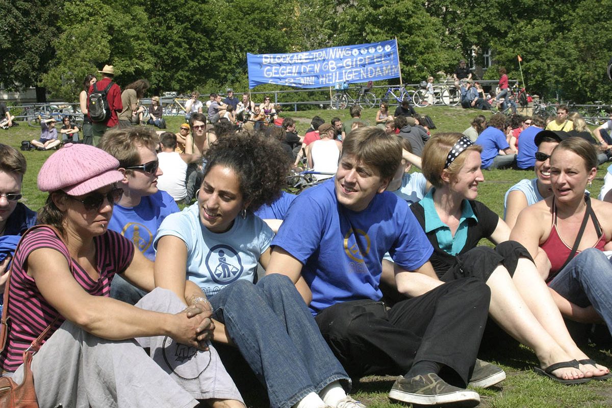 Blockade-Training im Görlitzer Park gegen den G8 Gipfel: Array