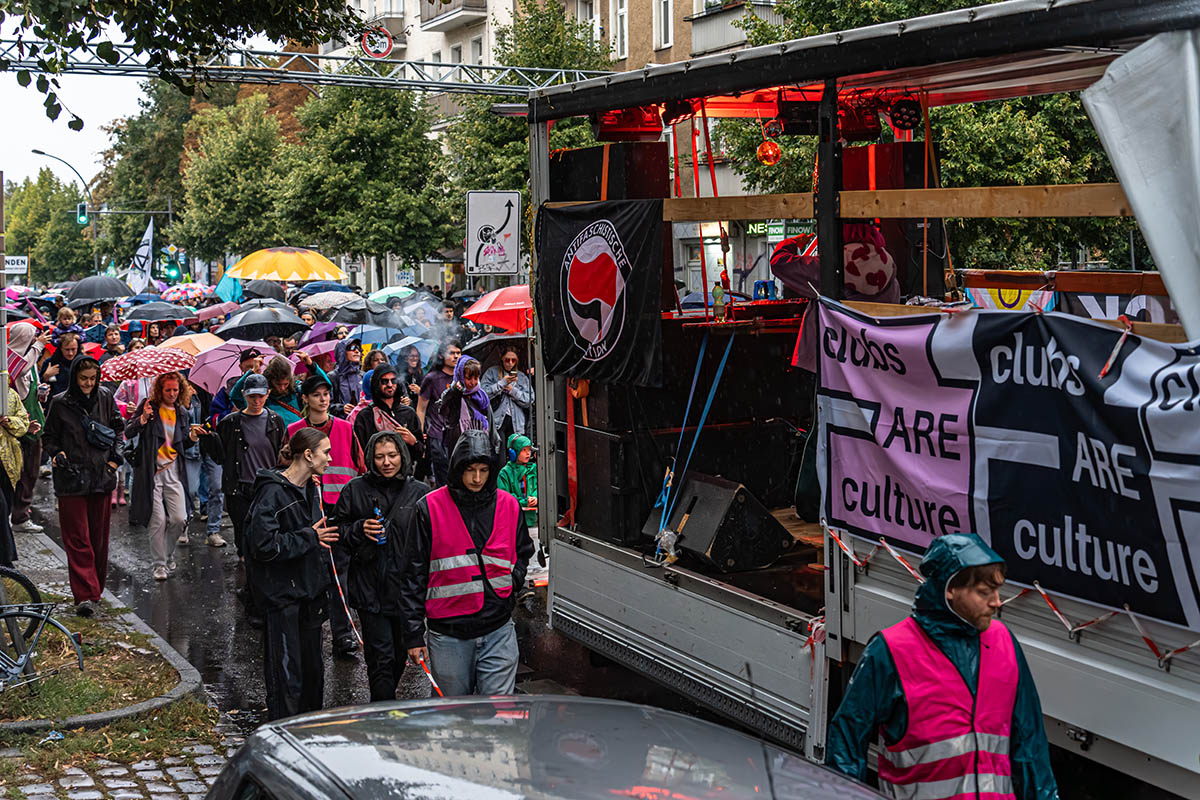 Autobahn A100 wegbassen: Array