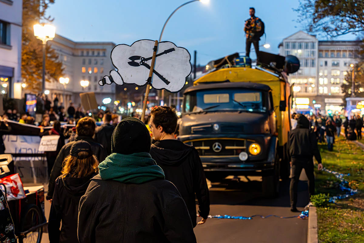 Protest gegen den Amazon-Tower: Array